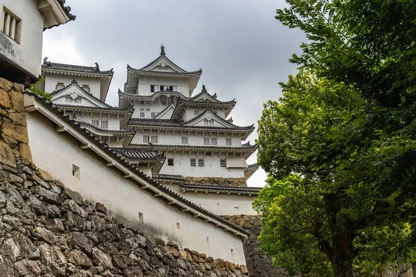 Niski Kąt Strzał Himeji Zamek Jego Kamień Zatrzymujący Ścianę Drzewa — Zdjęcie stockowe