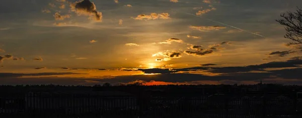 Tiro Panorâmico Belo Pôr Sol Laranja Atrás Nuvens Escuras — Fotografia de Stock