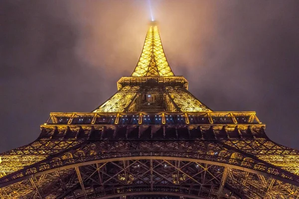 Paris Akşam Saatlerinde Eiffel Kulesi Nin Işıkları Açıkken Alçak Açılı — Stok fotoğraf