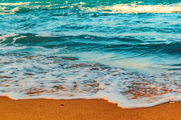 Ângulo Alto Bonito Disparado Uma Costa Com Mar Fundo Pôr — Fotografia de Stock