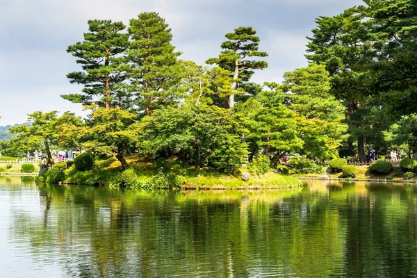 Une Vue Imprenable Sur Étang Les Arbres Dans Jardin Kenrokuen — Photo