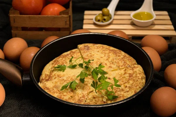 Närbild Bild Omelett Svart Roaster Tomater Färska Ägg Och Äggula — Stockfoto