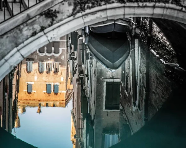 Réflexion Une Gondole Des Bâtiments Dans Eau Capturés Venise Italie — Photo