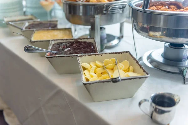 Disparo Alto Ángulo Los Tazones Fruta Mermeladas Sobre Mesa Restaurante —  Fotos de Stock