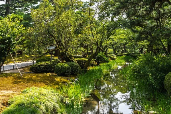 Dech Beroucí Výhled Rybník Stromy Zahradě Kenrokuen Zajat Kanazawa Japonsko — Stock fotografie