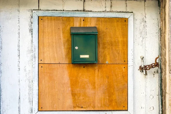 木製の壁に緑のメールボックス — ストック写真