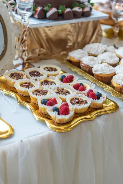 Tiro Vertical Deliciosos Cupcakes Bandejas Douradas Uma Mesa Salão Casamento — Fotografia de Stock