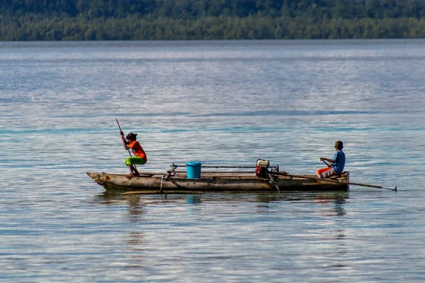 Deux Personnes Sur Une Vieille Barque Milieu Mer Capturée Raja — Photo