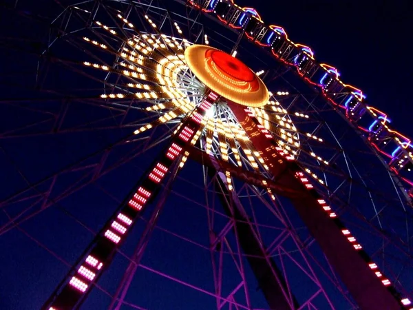 Ett Snurrande Pariserhjul Upplyst Med Ljus Natten — Stockfoto