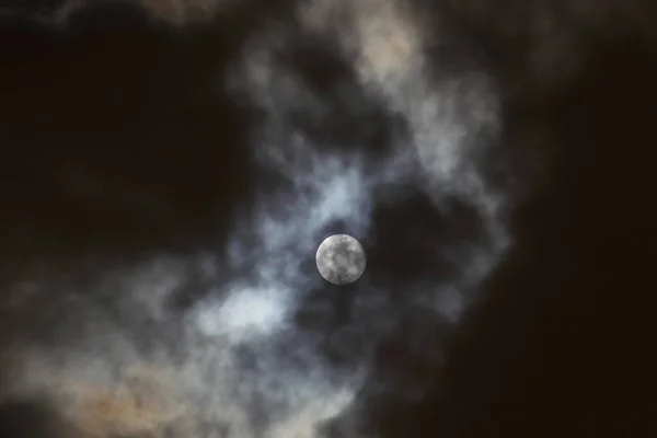 Beau Ciel Nocturne Avec Lune Partiellement Cachée Par Les Nuages — Photo