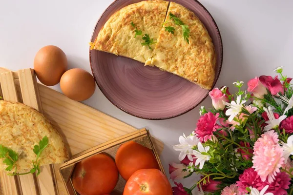 Hög Vinkel Skott Halv Omelett Två Ägg Tomater Och Bukett — Stockfoto