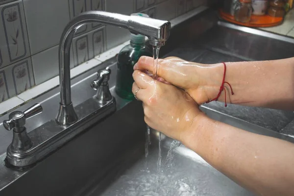 特写一个人在铁水龙头下洗手的特写镜头 — 图库照片