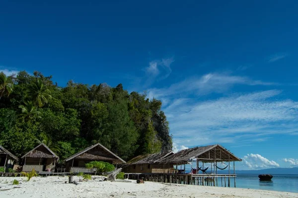 Piękny Widok Domki Nad Oceanem Pod Błękitnym Niebem Raja Ampat — Zdjęcie stockowe