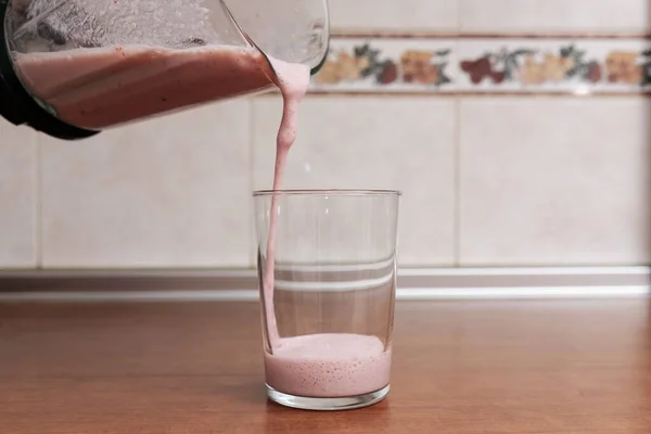 Красивый Снимок Вкусного Клубничного Молока Налитого Прозрачный Стакан — стоковое фото