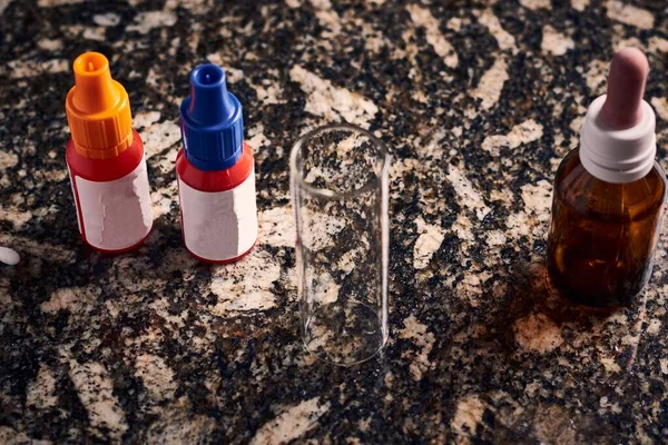 Alto Ângulo Tiro Gotas Medicinais Copo Confuso Uma Superfície Pedra — Fotografia de Stock