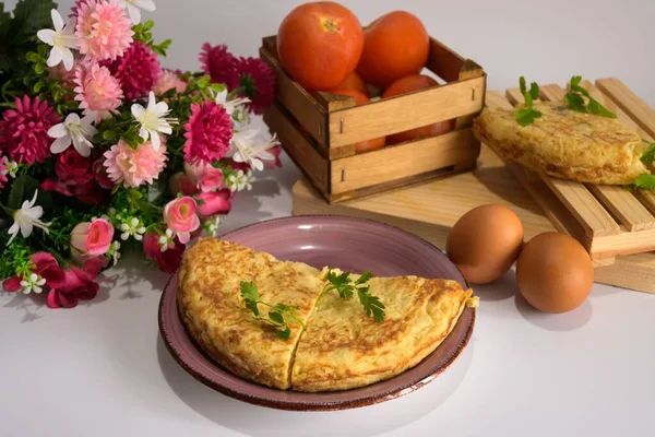 Een Close Shot Van Half Omelet Twee Eieren Tomaten Een — Stockfoto