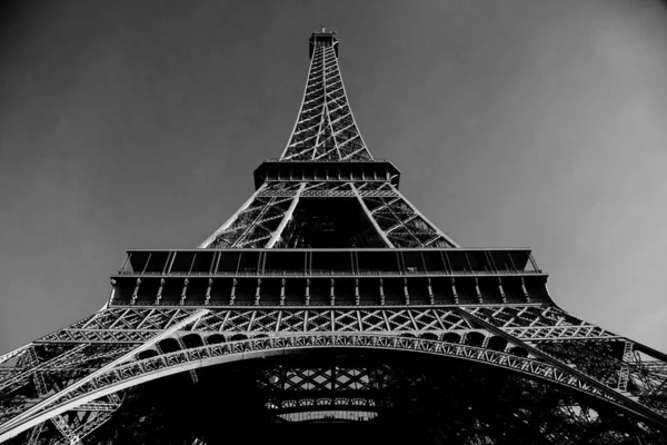 Låg Vinkel Gråskala Eiffeltornet Solljuset Dagtid Paris Frankrike — Stockfoto