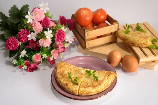Een Close Shot Van Half Omelet Twee Eieren Tomaten Een — Stockfoto