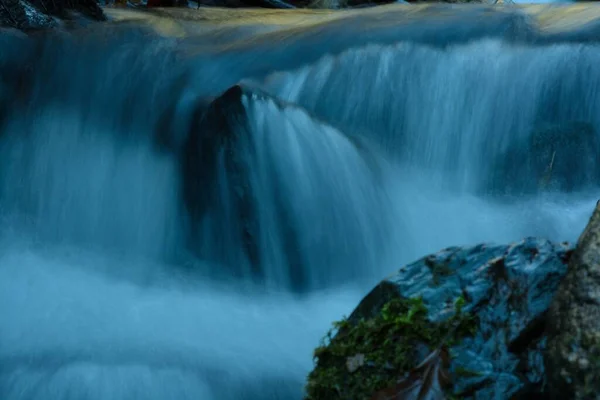 Eine Wunderschöne Landschaft Mit Einem Mächtigen Wasserfall Einem Wald — Stockfoto