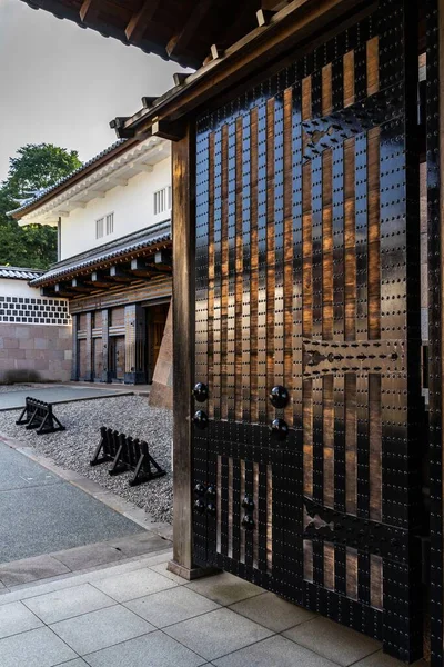 Kanazawa Kalesi Nin Eski Demir Kapısının Dikey Çekimi Japonya Kanazawa — Stok fotoğraf