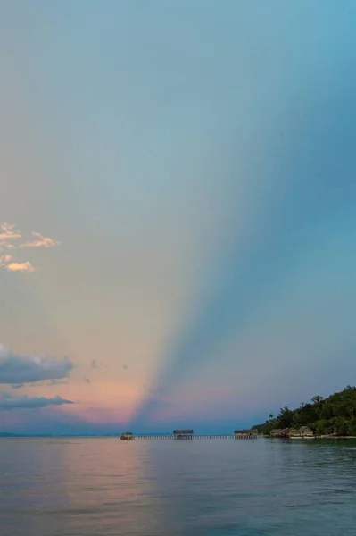 Disparo Vertical Del Océano Bajo Hermoso Colorido Cielo Capturado Raja — Foto de Stock