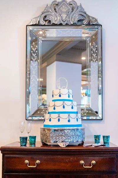 Una Toma Vertical Hermoso Pastel Boda Blanco Azul Una Mesa —  Fotos de Stock