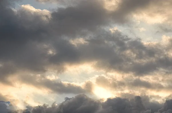 Pemandangan Indah Dari Langit Yang Mendung Selama Matahari Terbenam — Stok Foto