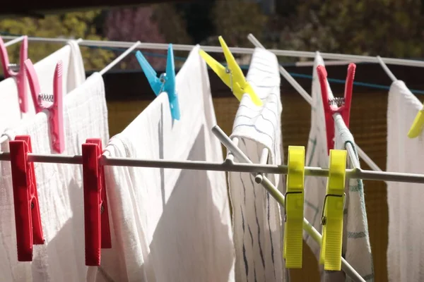 Primer Plano Ropa Colgando Estante Secado Con Pinzas Ropa Colores — Foto de Stock