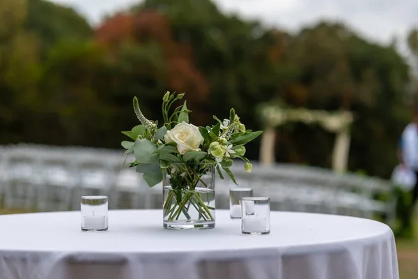 Tiro Foco Seletivo Belas Flores Vaso Uma Mesa Uma Cerimônia — Fotografia de Stock