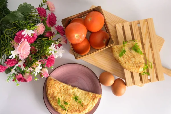 Een Hoge Hoek Shot Van Half Omelet Twee Eieren Tomaten — Stockfoto