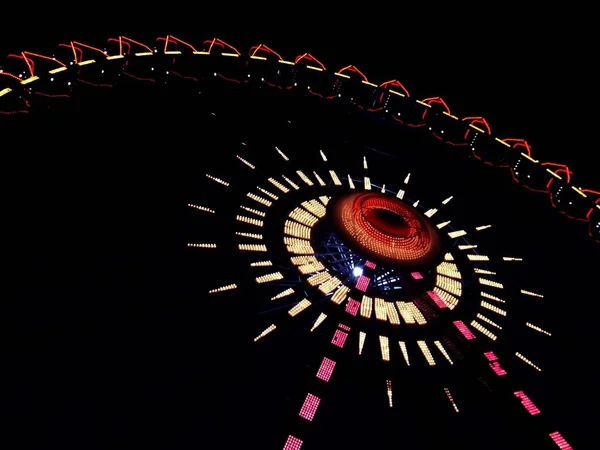 Une Grande Roue Rotation Éclairée Nuit Par Des Lumières — Photo