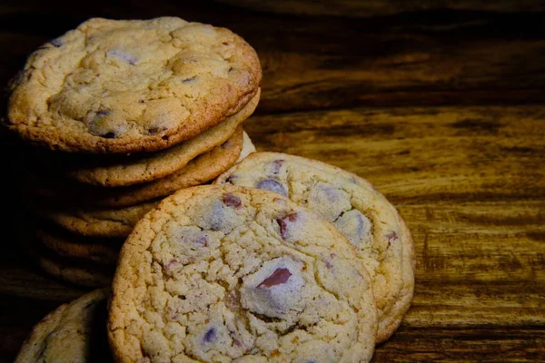 Closeup Shot Tasty Looking Cookies Put Wooden Table Dark Room — Stock Photo, Image