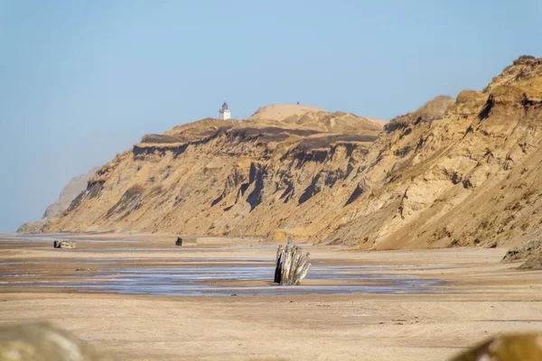 Сценічний Піщаний Пляж Біля Скелі Частковим Видом Маяк Локкен Данії — стокове фото