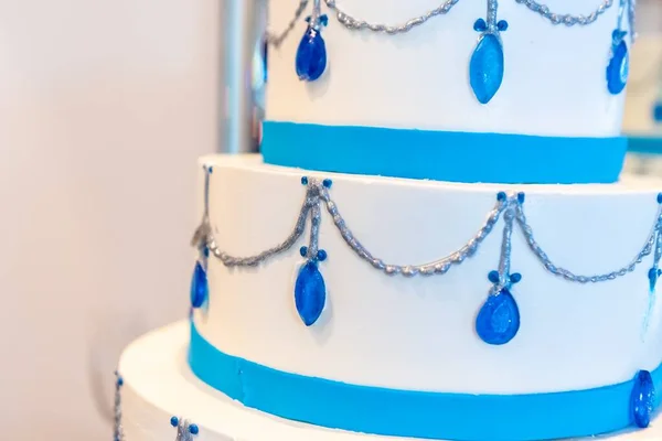 Uma Foto Close Delicioso Lindamente Decorado Bolo Casamento Branco Azul — Fotografia de Stock