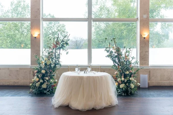 Una Hermosa Mesa Decorada Con Tela Blanca Flores Junto Las — Foto de Stock
