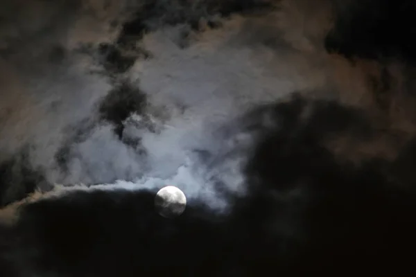 Beau Ciel Nocturne Avec Lune Partiellement Cachée Par Les Nuages — Photo