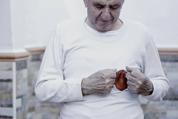 Wzruszające Ujęcie Starego Mężczyzny Trzymającego Ilustrację Serca — Zdjęcie stockowe