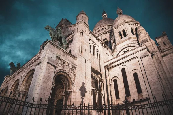 Låg Vinkel Bild Basilikan Det Heliga Hjärtat Paris Molnig Himmel — Stockfoto