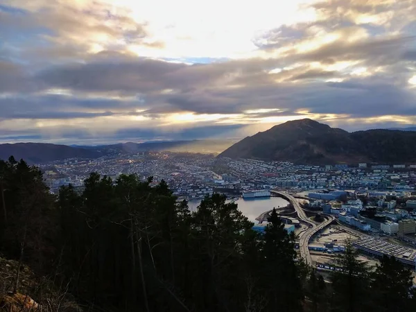 Uno Scatto Aereo Della Città Delle Montagne Della Penisola Bergen — Foto Stock