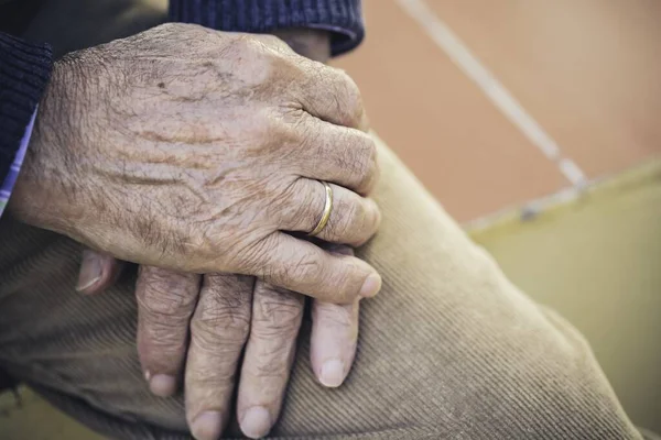 Uma Legenda Fechamento Das Mãos Homem Velho Com Anel Engajamento — Fotografia de Stock