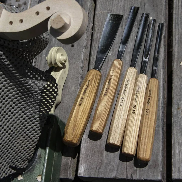 Eine Aufnahme Einiger Tischlerwerkzeuge Und Geräte Auf Einer Holzoberfläche Aus — Stockfoto