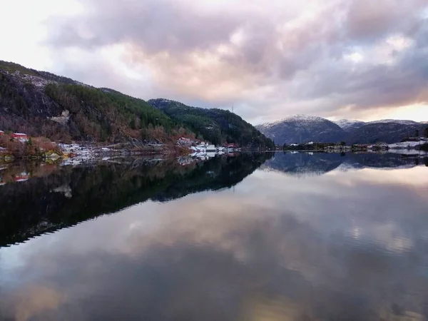 Panoramiczne Ujęcie Pięknych Fiordów Pobliżu Bergen Norwegia Odbiciem Klifów Miast — Zdjęcie stockowe