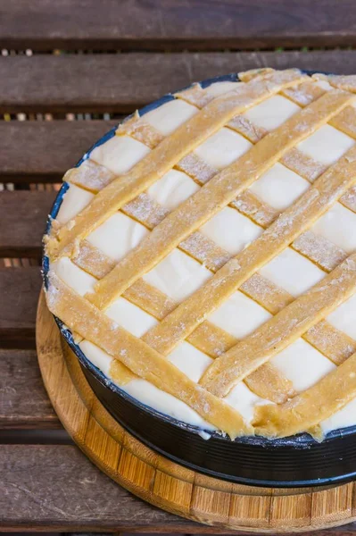 Plan Vertical Gâteau Fromage Posé Sur Une Table Bois — Photo