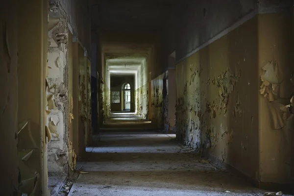 Couloir Bâtiment Abandonné Avec Des Murs Vieillis Sous Les Lumières — Photo