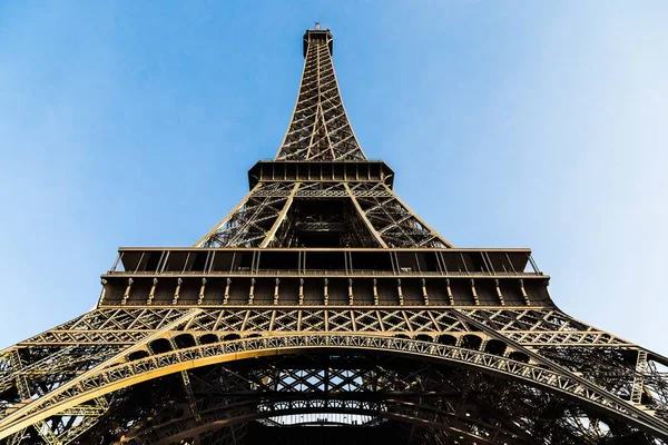 Paris Fransa Eyfel Kulesi Nin Alçak Açılı Görüntüsü — Stok fotoğraf