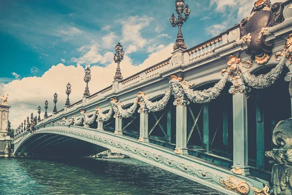 フランスのアレクサンダー3世橋の美しいショット — ストック写真