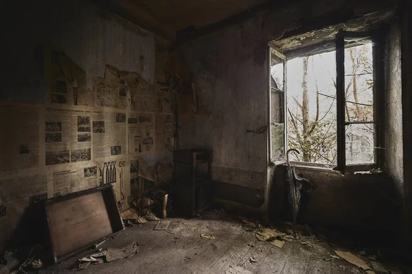 Een Oude Kamer Met Muren Bedekt Met Kranten Onder Het — Stockfoto