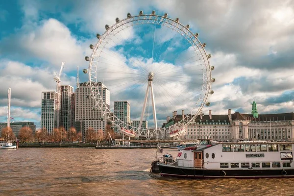Piękny Widok Londyńskiego Oka Pod Chmurnym Niebem Zdobytym Londynie Anglia — Zdjęcie stockowe