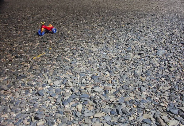 Triciclo Colores Abandonado Medio Terreno Cubierto Piedras — Foto de Stock