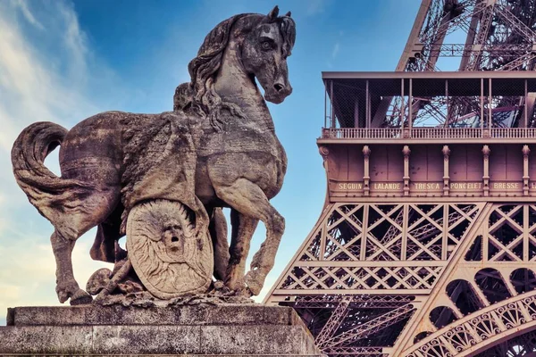 Eine Flache Aufnahme Einer Pferdestatue Vor Dem Eiffelturm Paris Frankreich — Stockfoto